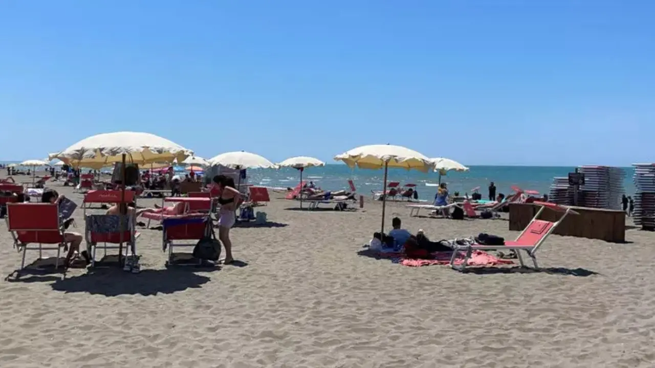 Scava una buca in spiaggia nel Viterbese, 17enne muore sotto la sabbia\n