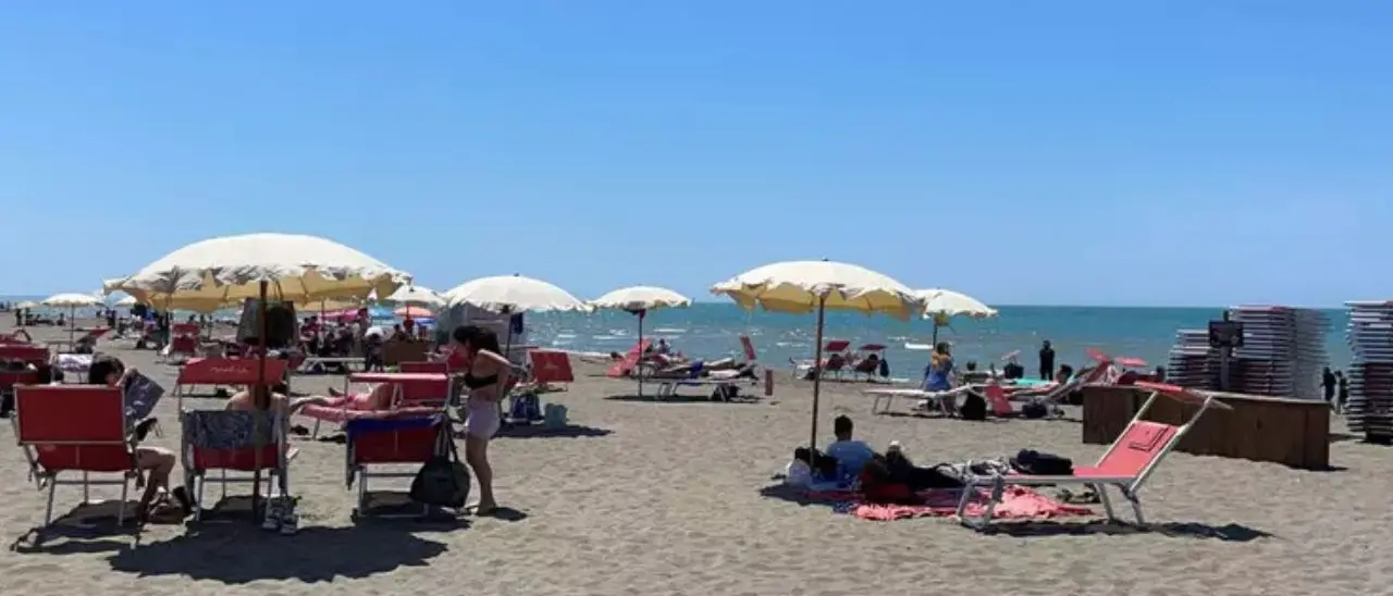 Scava una buca in spiaggia nel Viterbese, 17enne muore sotto la sabbia\n
