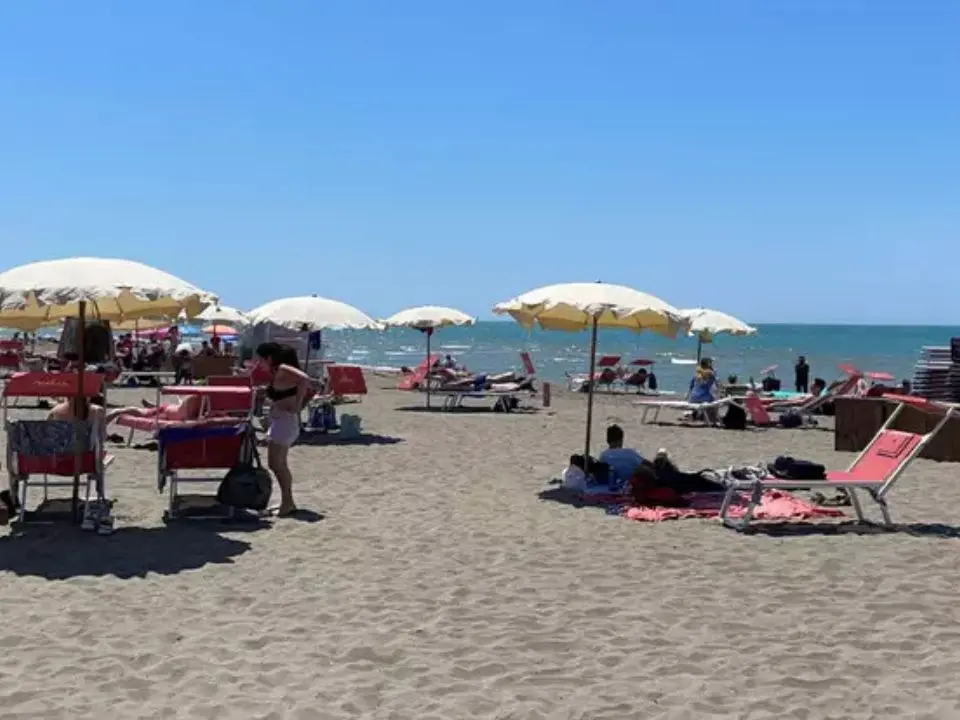 Scava una buca in spiaggia nel Viterbese, 17enne muore sotto la sabbia