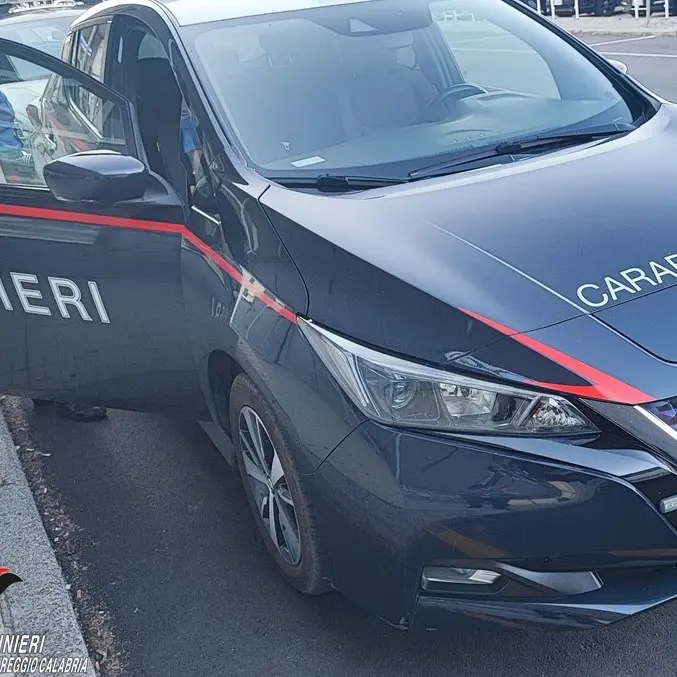 Reggio, violenze e minacce di morte alla moglie che disperata chiama il 112: l’intervento dei carabinieri evita il peggio