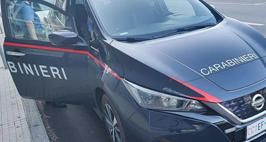 Reggio, violenze e minacce di morte alla moglie che disperata chiama il 112: l’intervento dei carabinieri evita il peggio