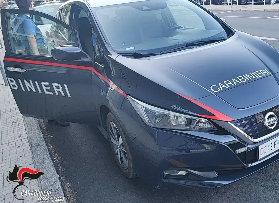 Reggio, violenze e minacce di morte alla moglie che disperata chiama il 112: l’intervento dei carabinieri evita il peggio