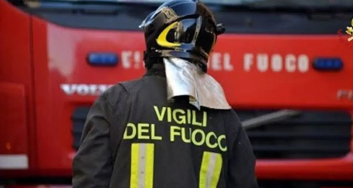 Crotone, incendio minaccia condominio: fiamme fino al terzo piano domate dai vigili del fuoco