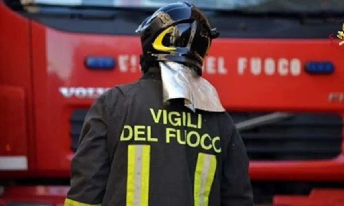 Crotone, incendio minaccia condominio: fiamme fino al terzo piano domate dai vigili del fuoco