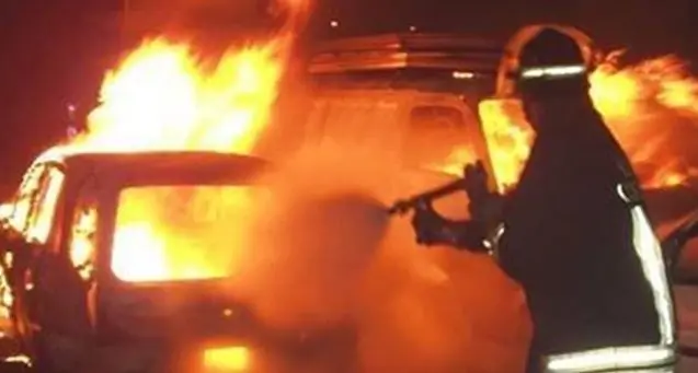 Praia a Mare, incendio distrugge tre auto in un parcheggio pubblico: avviate indagini