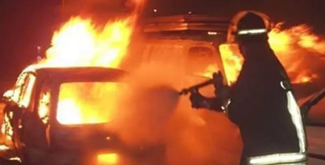 Praia a Mare, incendio distrugge tre auto in un parcheggio pubblico: avviate indagini