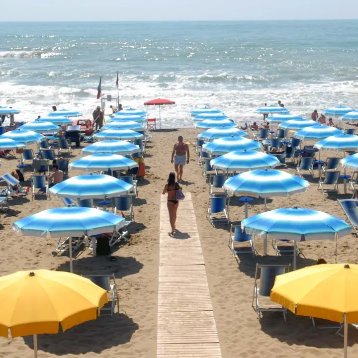 Turismo, d’estate giro d'affari da 15 miliardi di euro: in Italia attraggono mare e cultura. Ottimismo anche per l’autunno\n
