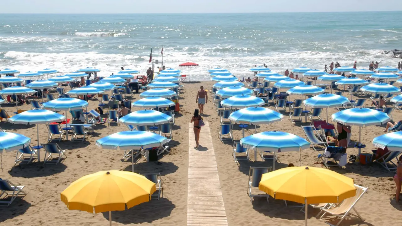 Turismo, d’estate giro d'affari da 15 miliardi di euro: in Italia attraggono mare e cultura. Ottimismo anche per l’autunno\n