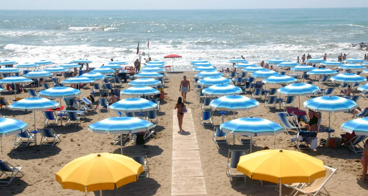 Turismo, d’estate giro d'affari da 15 miliardi di euro: in Italia attraggono mare e cultura. Ottimismo anche per l’autunno\n
