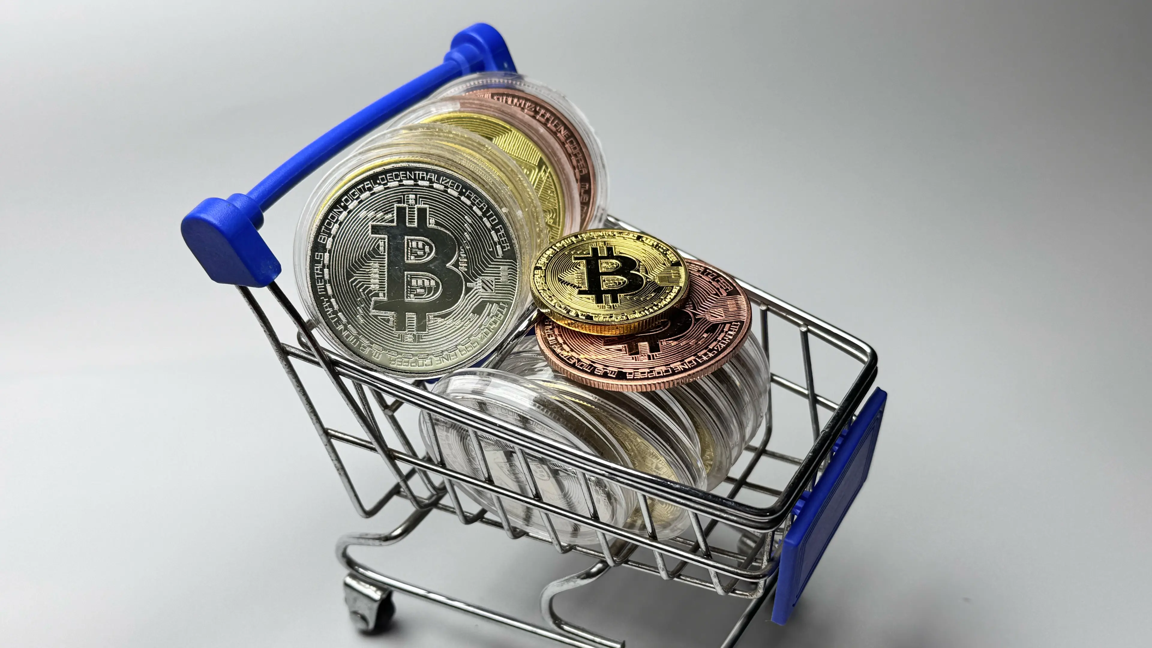 HUAI\\'AN, CHINA - DECEMBER 5, 2024 - A bitcoin model is seen in a shopping cart in Huai \\'an city, Jiangsu province, China, December 5, 2024. (Photo by CFOTO/Sipa USA) , CFOTO/Sipa USA