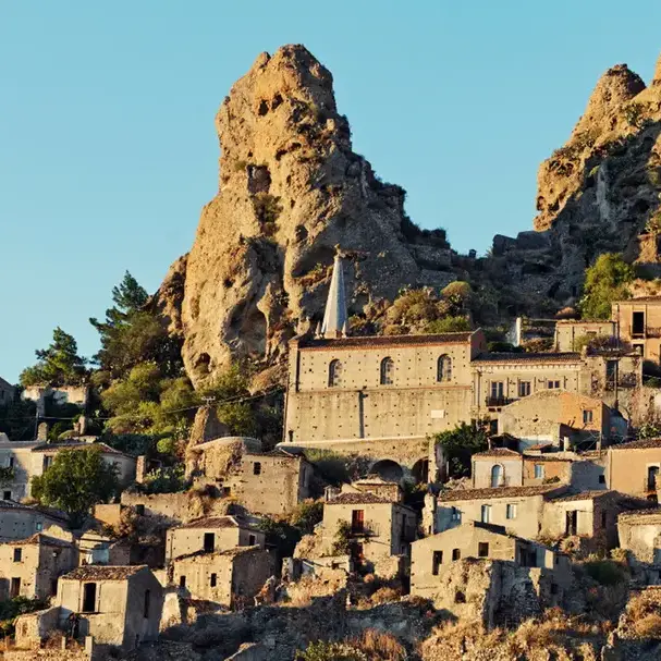 Eutanasia di Stato per mille borghi: il Governo condanna a morte il Sud e la Calabria\n