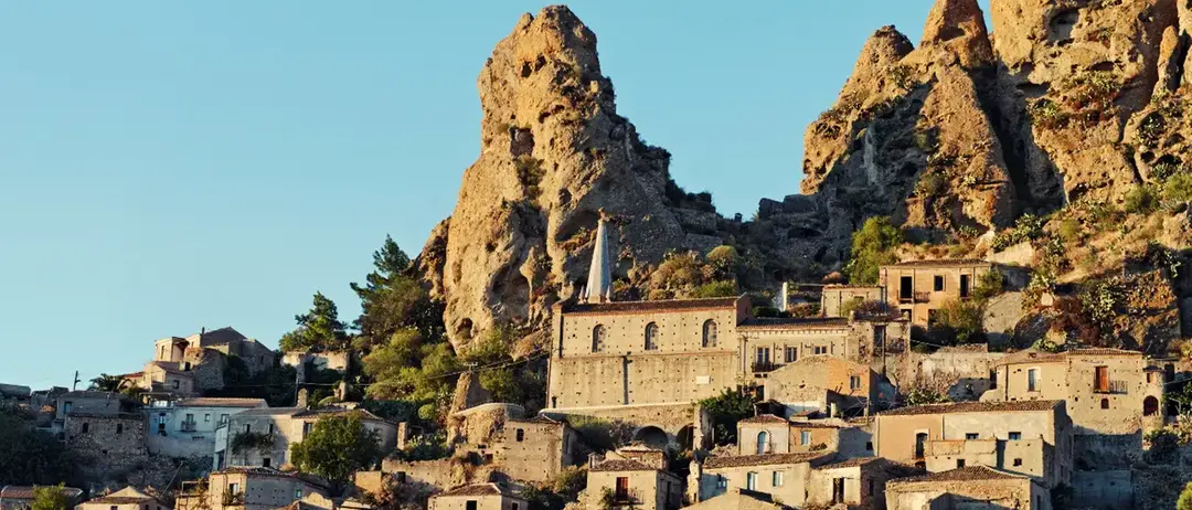 Eutanasia di Stato per mille borghi: il Governo condanna a morte il Sud e la Calabria\n