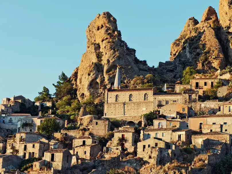 Eutanasia di Stato per mille borghi: il Governo condanna a morte il Sud e la Calabria