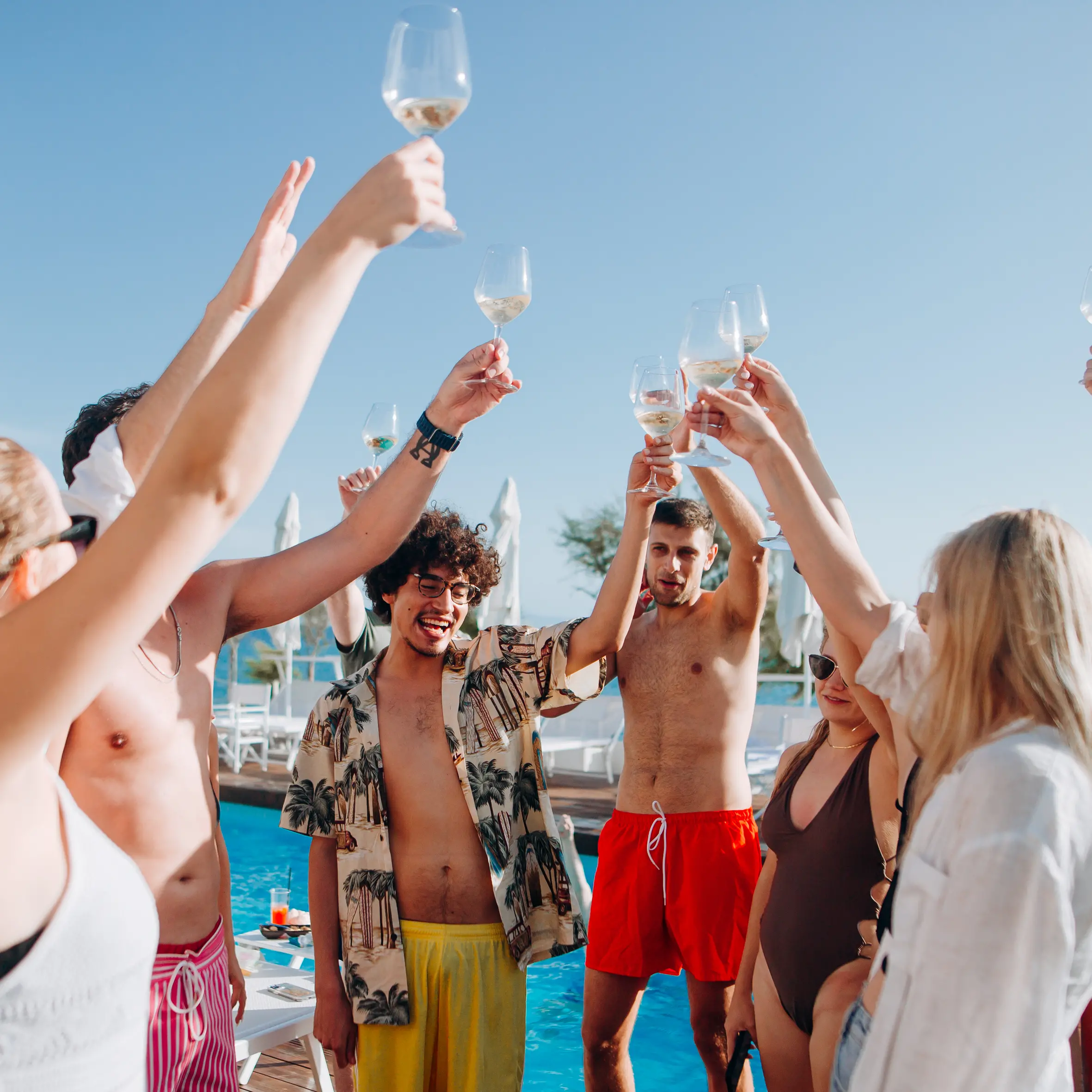 Falerna Marina, relax a cinque stelle: spiaggia e piscina gratis per chi pranza al Riva Restaurant\n