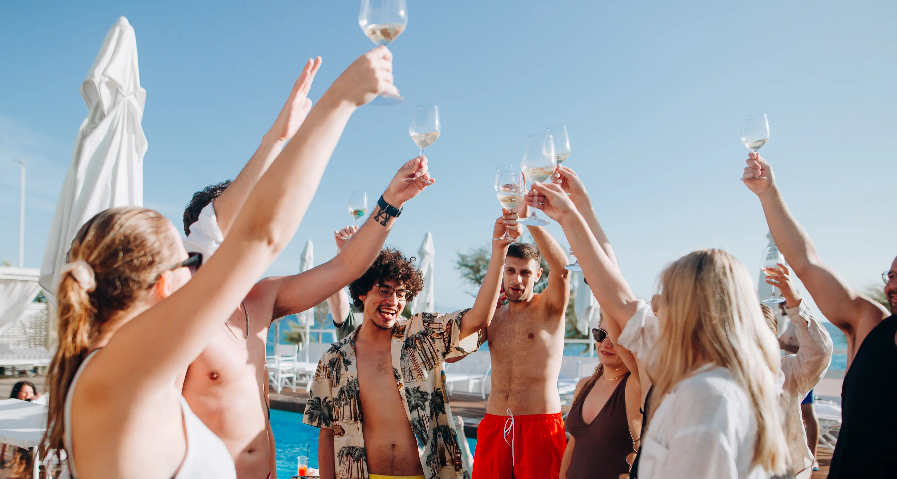 Falerna Marina, relax a cinque stelle: spiaggia e piscina gratis per chi pranza al Riva Restaurant\n