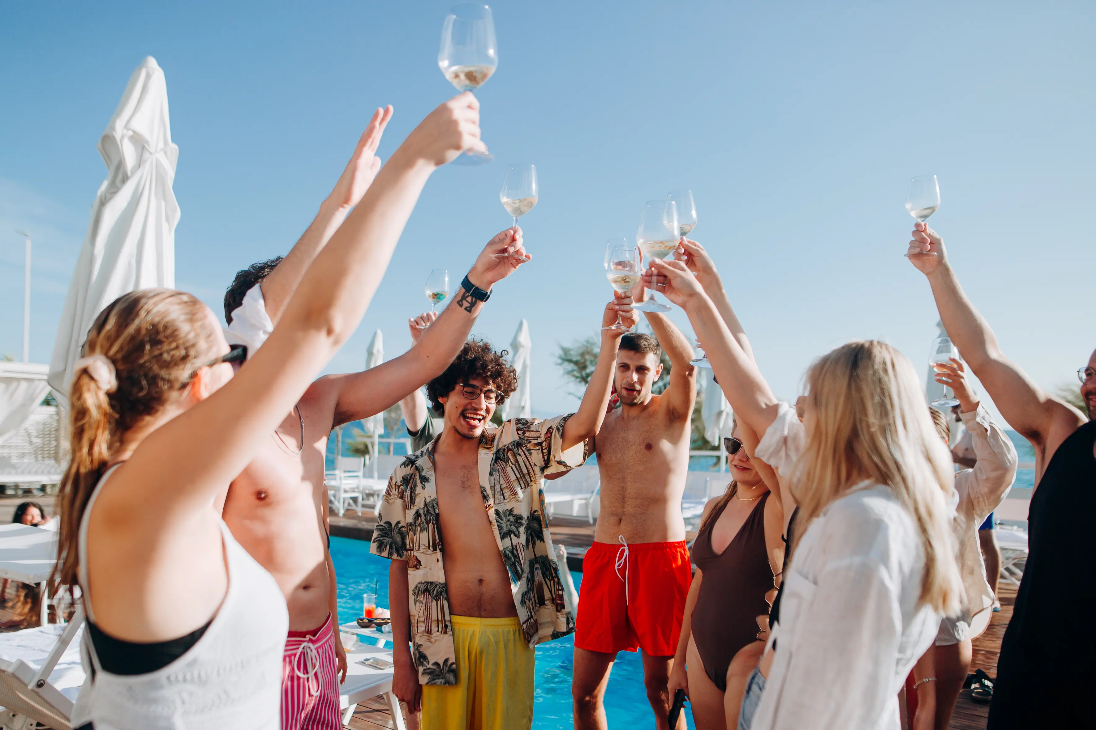 Falerna Marina, relax a cinque stelle: spiaggia e piscina gratis per chi pranza al Riva Restaurant\n