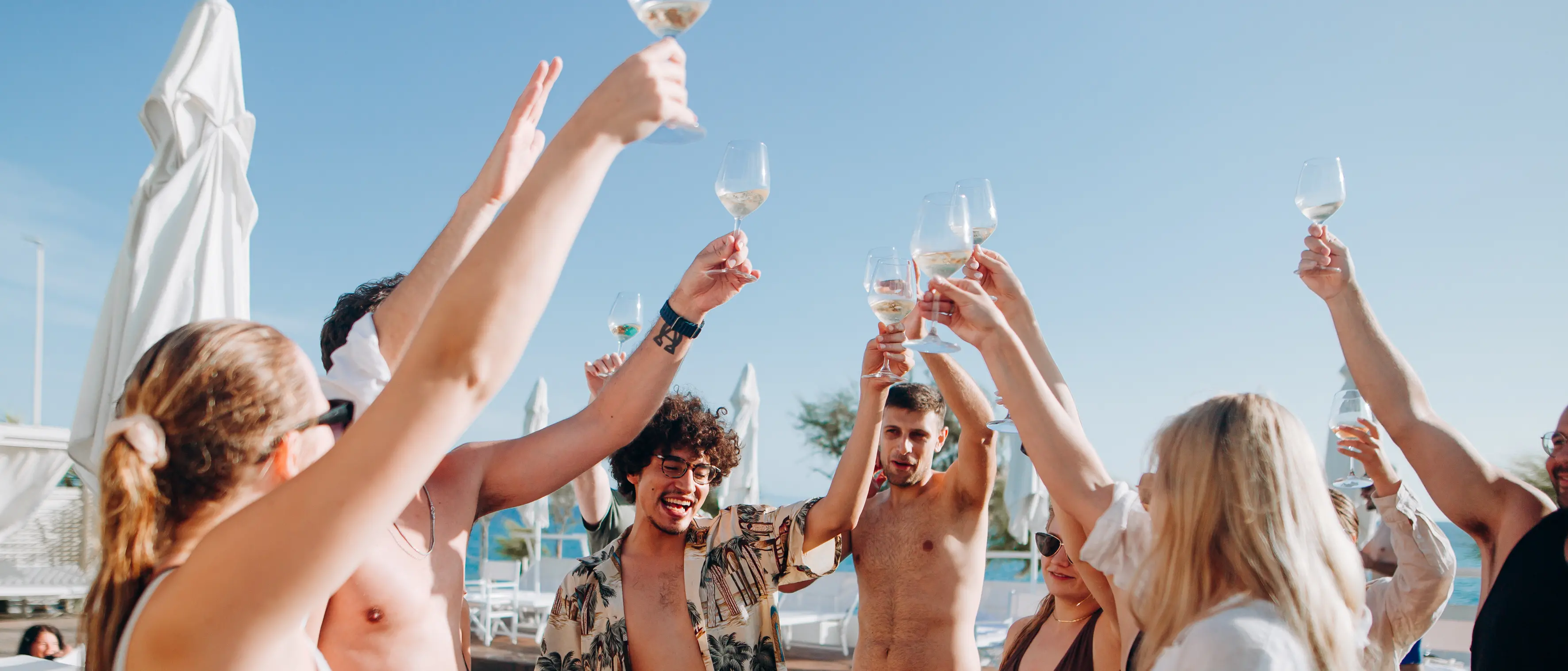 Falerna Marina, relax a cinque stelle: spiaggia e piscina gratis per chi pranza al Riva Restaurant\n