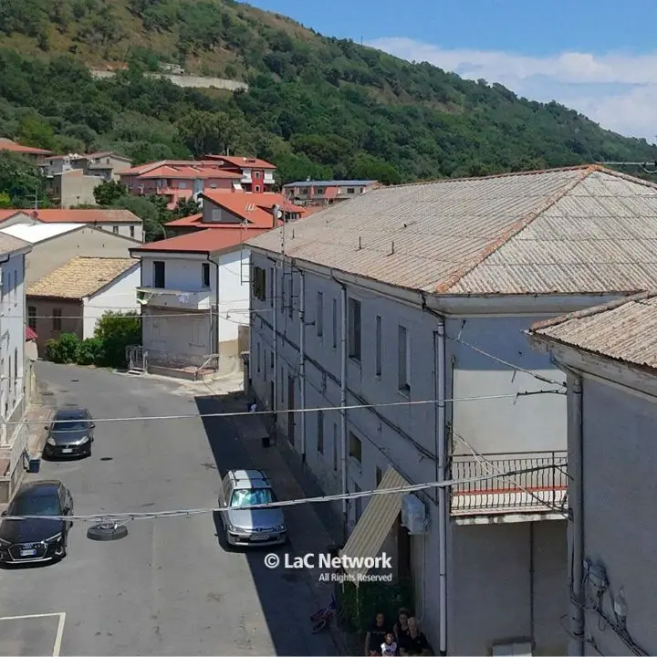 Nel Vibonese 32\u00A0famiglie intrappolate tra amianto e abbandono nelle case popolari: «Qua si muore\u00A0e nessuno fa niente»\n