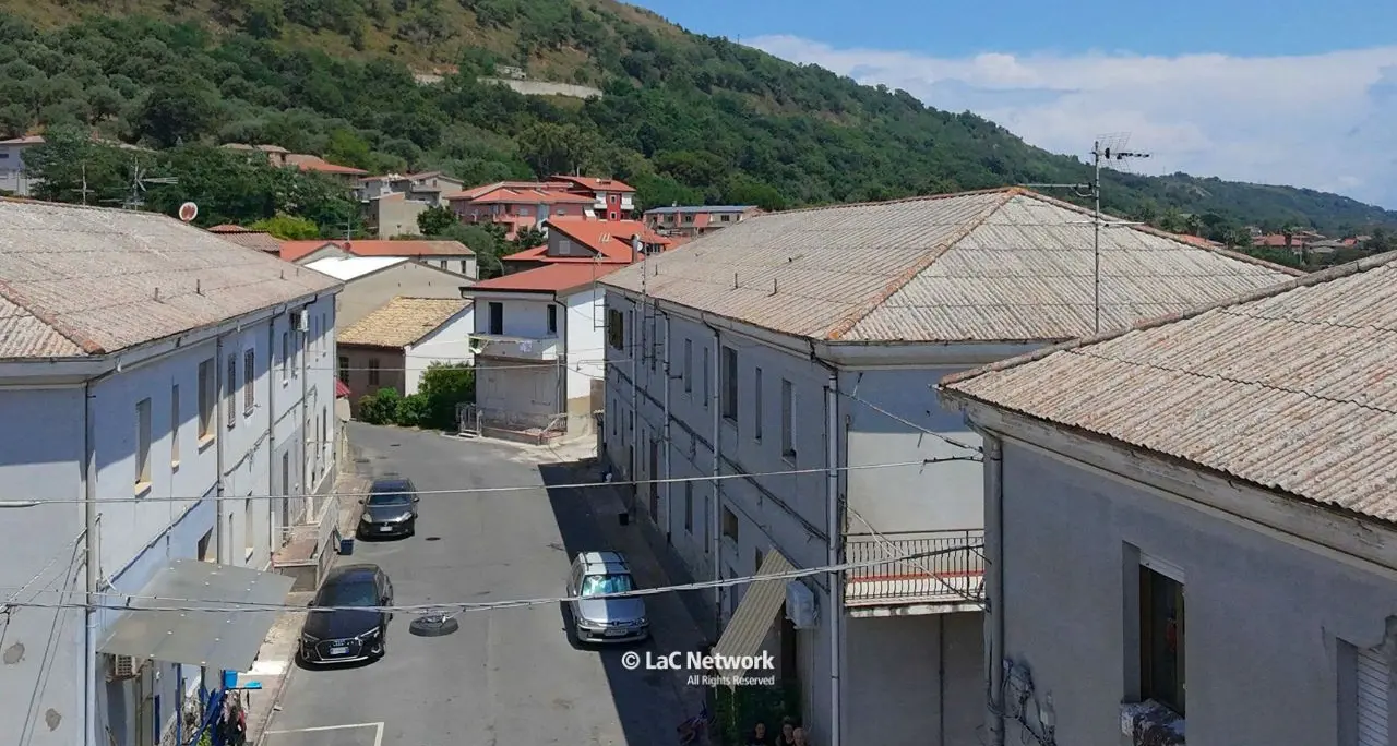 Nel Vibonese 32\u00A0famiglie intrappolate tra amianto e abbandono nelle case popolari: «Qua si muore\u00A0e nessuno fa niente»\n