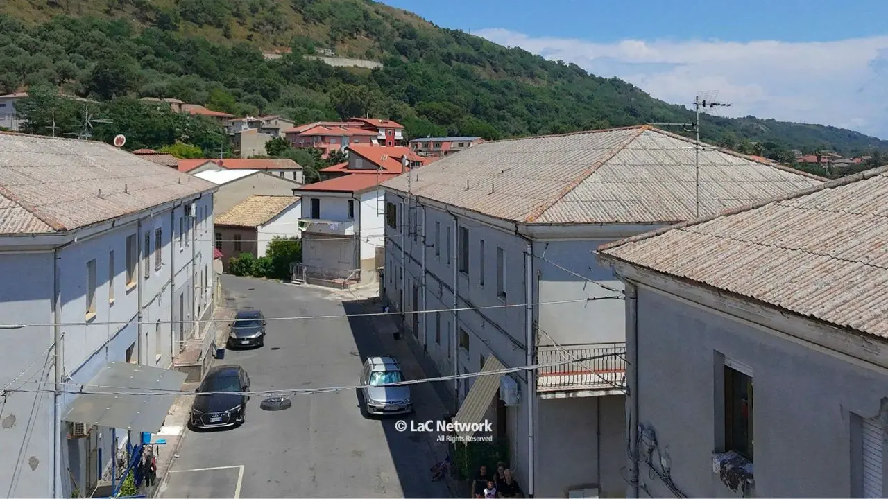 Nel Vibonese 32\u00A0famiglie intrappolate tra amianto e abbandono nelle case popolari: «Qua si muore\u00A0e nessuno fa niente»\n