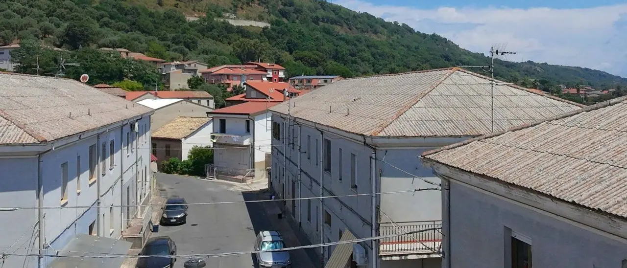 Nel Vibonese 32\u00A0famiglie intrappolate tra amianto e abbandono nelle case popolari: «Qua si muore\u00A0e nessuno fa niente»\n