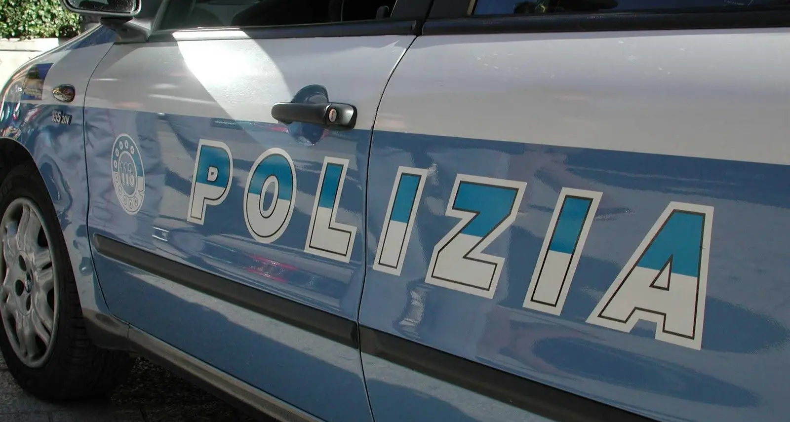 Spari contro la vetrina di un negozio e l’auto di un avvocato, arrestato un 27enne reggino per tentato omicidio\n