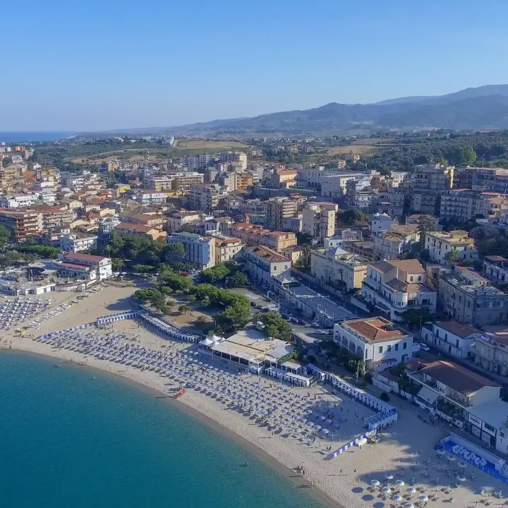 Massimo 20 euro per un ombrellone, l’estate a Soverato tra acqua limpida e servizi: «Il mare è sempre una meraviglia»