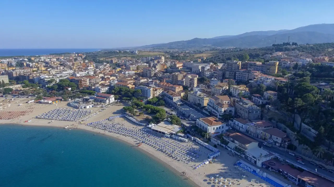 Massimo 20 euro per un ombrellone, l’estate a Soverato tra acqua limpida e servizi: «Il mare è sempre una meraviglia»