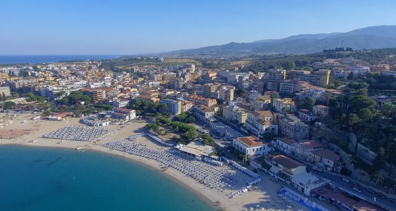 Massimo 20 euro per un ombrellone, l’estate a Soverato tra acqua limpida e servizi:\u00A0«Il mare è sempre una meraviglia»
