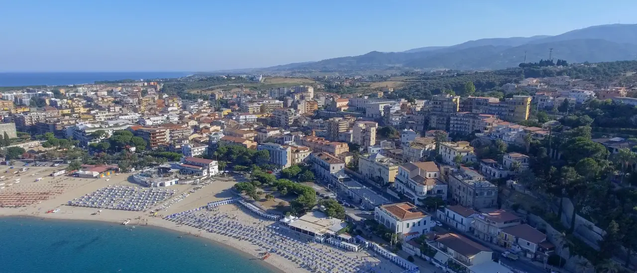 Massimo 20 euro per un ombrellone, l’estate a Soverato tra acqua limpida e servizi:\u00A0«Il mare è sempre una meraviglia»