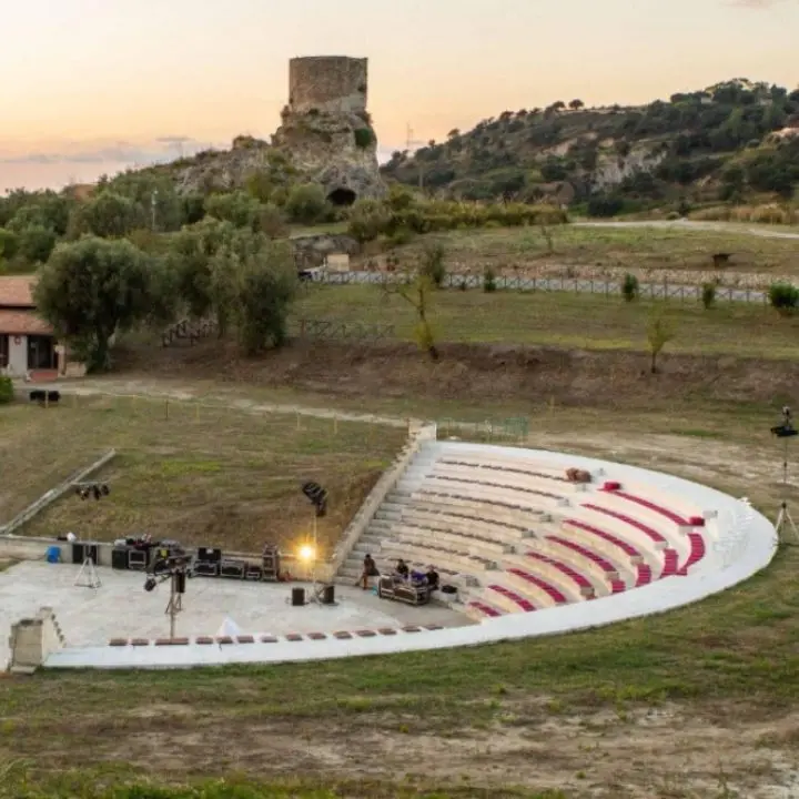 Ricadi, il Torre Marrana Festival 2025 accende l’estate. Tripodi: «Valorizzazione di un luogo che esprime bellezza e storia»\n