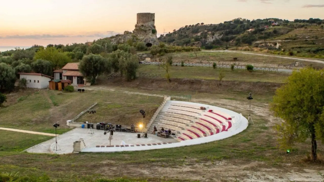 Ricadi, il Torre Marrana Festival 2025 accende l’estate. Tripodi: «Valorizzazione di un luogo che esprime bellezza e storia»\n
