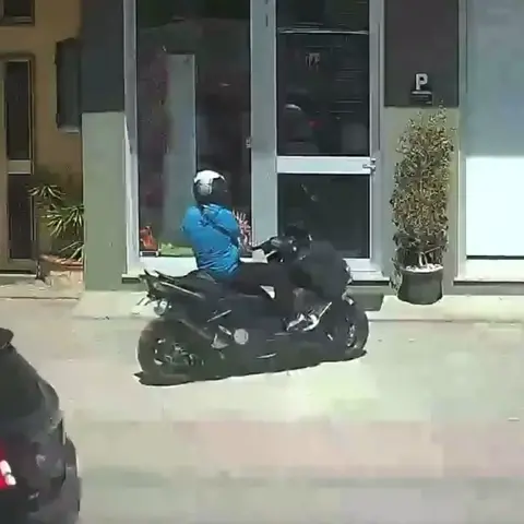 Spari contro la vetrina di un negozio di Rosarno in pieno giorno: il video