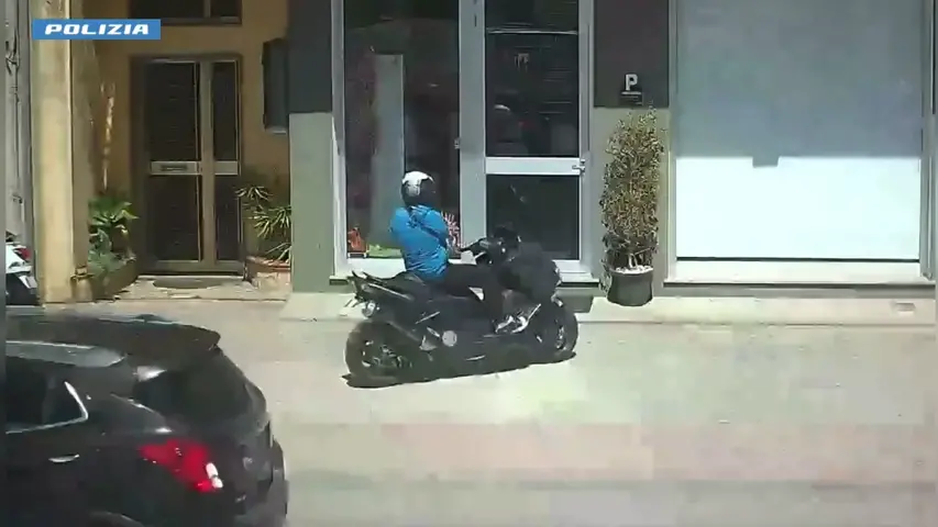 Spari contro la vetrina di un negozio di Rosarno in pieno giorno: il video