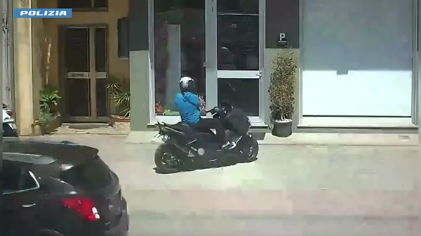 Spari contro la vetrina di un negozio di Rosarno in pieno giorno: il video
