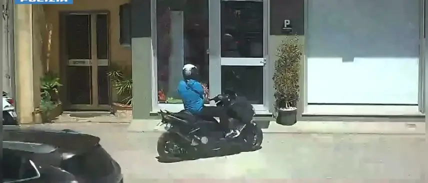 Spari contro la vetrina di un negozio e l’auto di un avvocato, arrestato un 27enne reggino per tentato omicidio\n