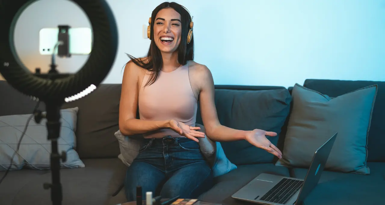 Ma quanto guadagna davvero un influencer? Dopo il pandoro della Ferragni, il business dei social cresce ancora\n