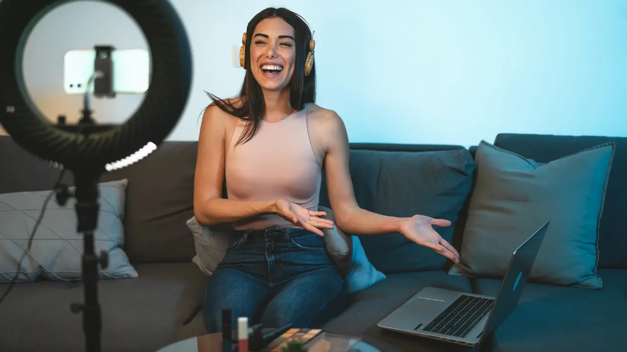 Ma quanto guadagna davvero un influencer? Dopo il pandoro della Ferragni, il business dei social cresce ancora\n