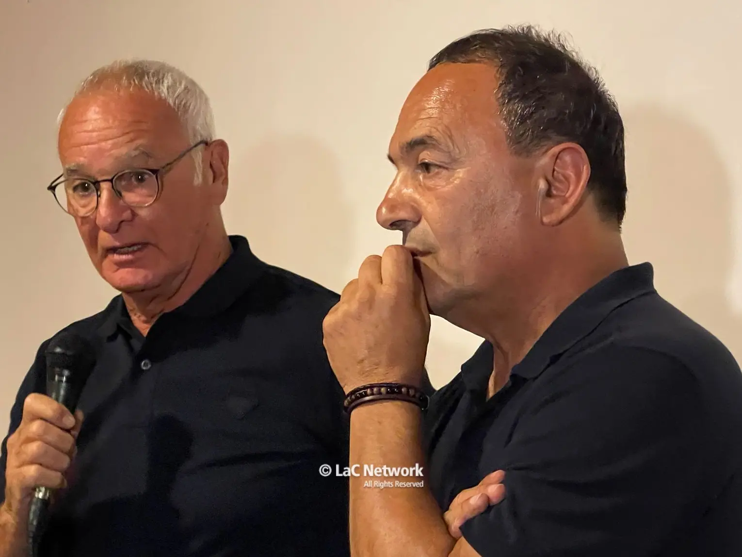 Migranti, a Riace l’abbraccio di Claudio Ranieri a Mimmo Lucano: «Con il suo amore ha dato a tutti una speranza»