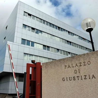Ragazzo morto sotto la sabbia nel Viterbese, indagato il padre\n