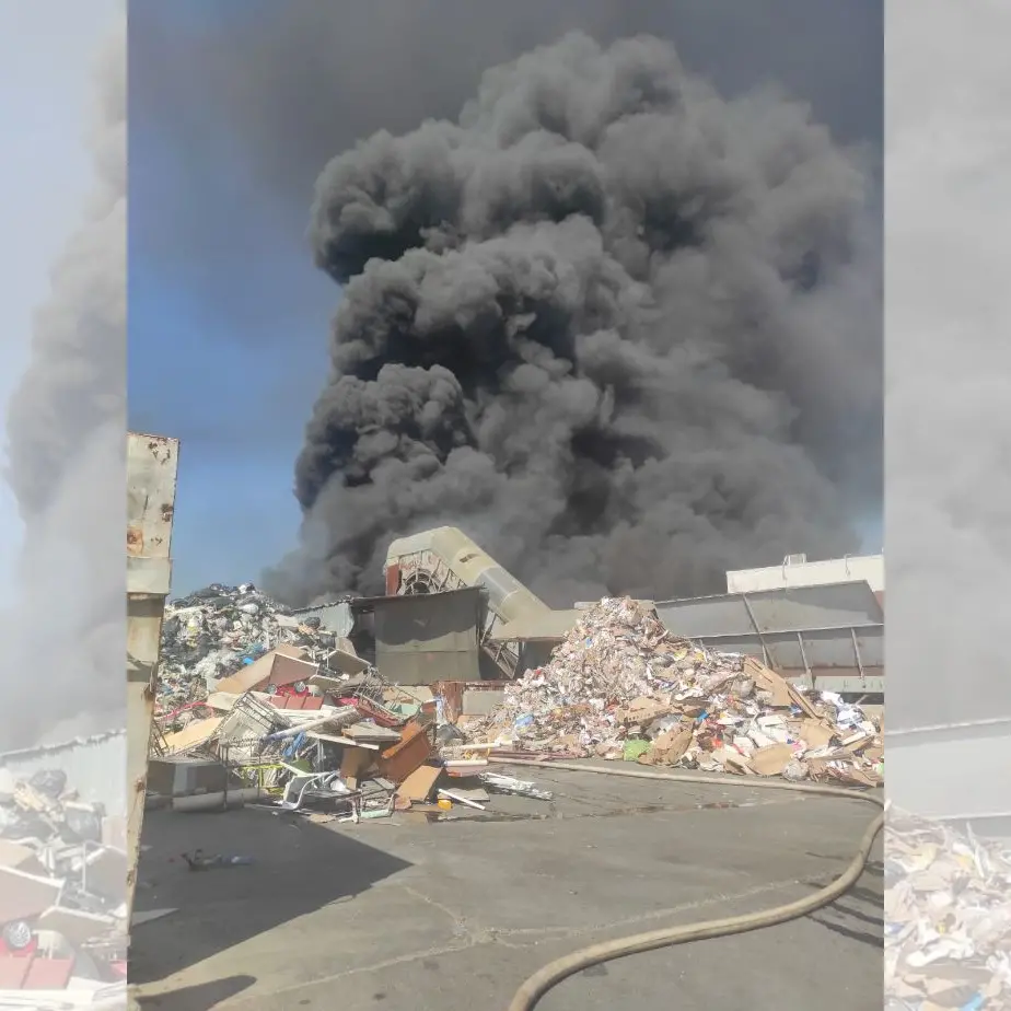 Grosso incendio in\u00A0un capannone di rifiuti a Lamezia: il cielo invaso da un denso fumo nero\n