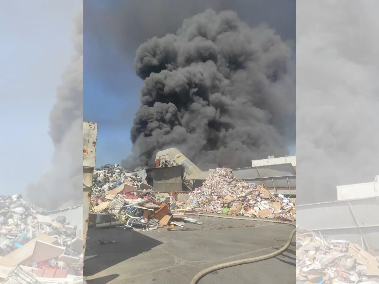 Grosso incendio in un capannone di rifiuti a Lamezia: il cielo invaso da un denso fumo nero