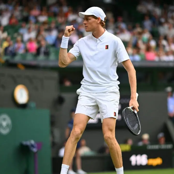 Tennis, Sinner re di Wimbledon: battuto in rimonta Alcaraz in quattro set\n