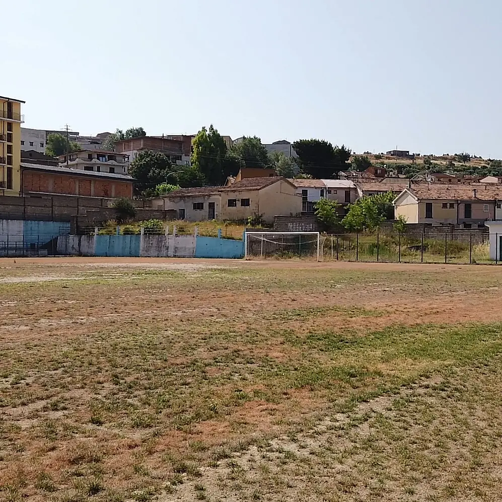 Il “deserto” del campo sportivo di Cassano all’Ionio: prevista una soluzione tampone, poi il manto in sintetico. Entro settembre il progetto\n