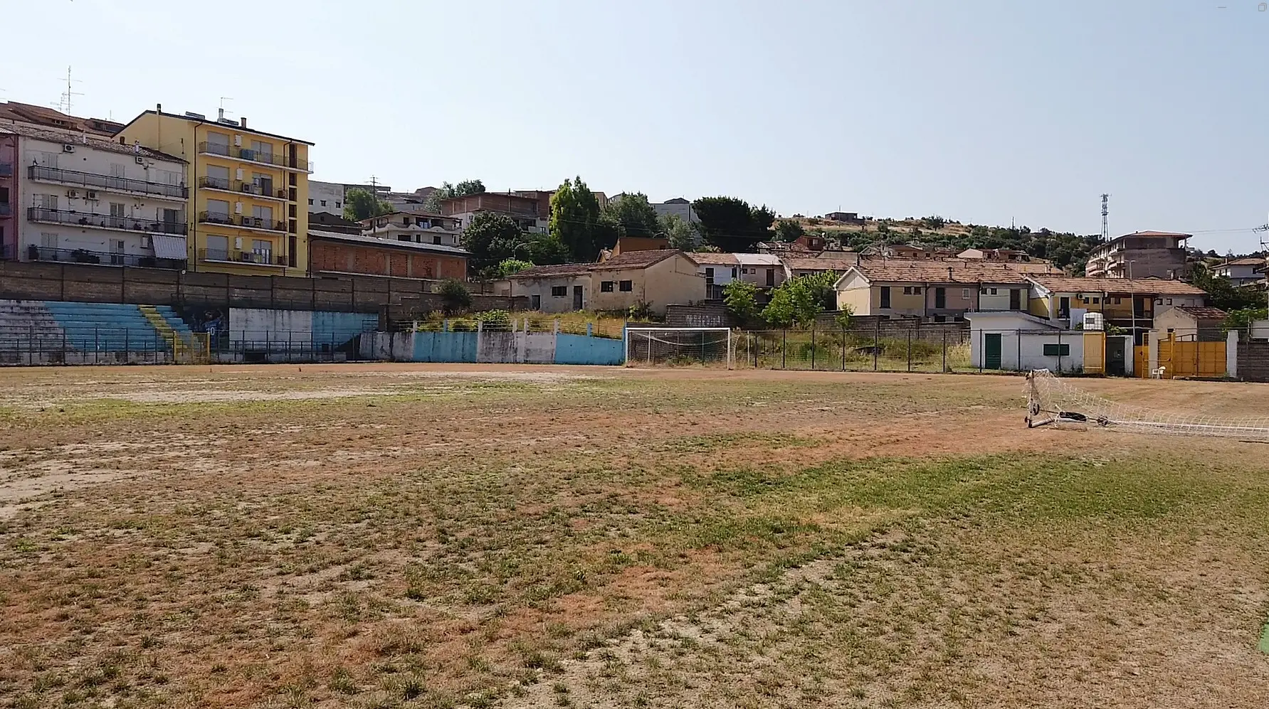 Il “deserto” del campo sportivo di Cassano all’Ionio: prevista una soluzione tampone, poi il manto in sintetico. Entro settembre il progetto\n
