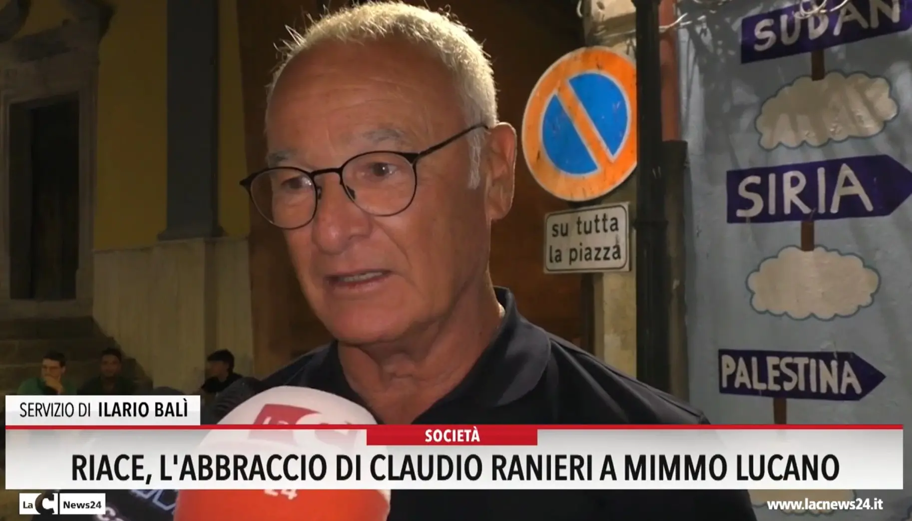 Riace, l'abbraccio di Claudio Ranieri a Mimmo Lucano