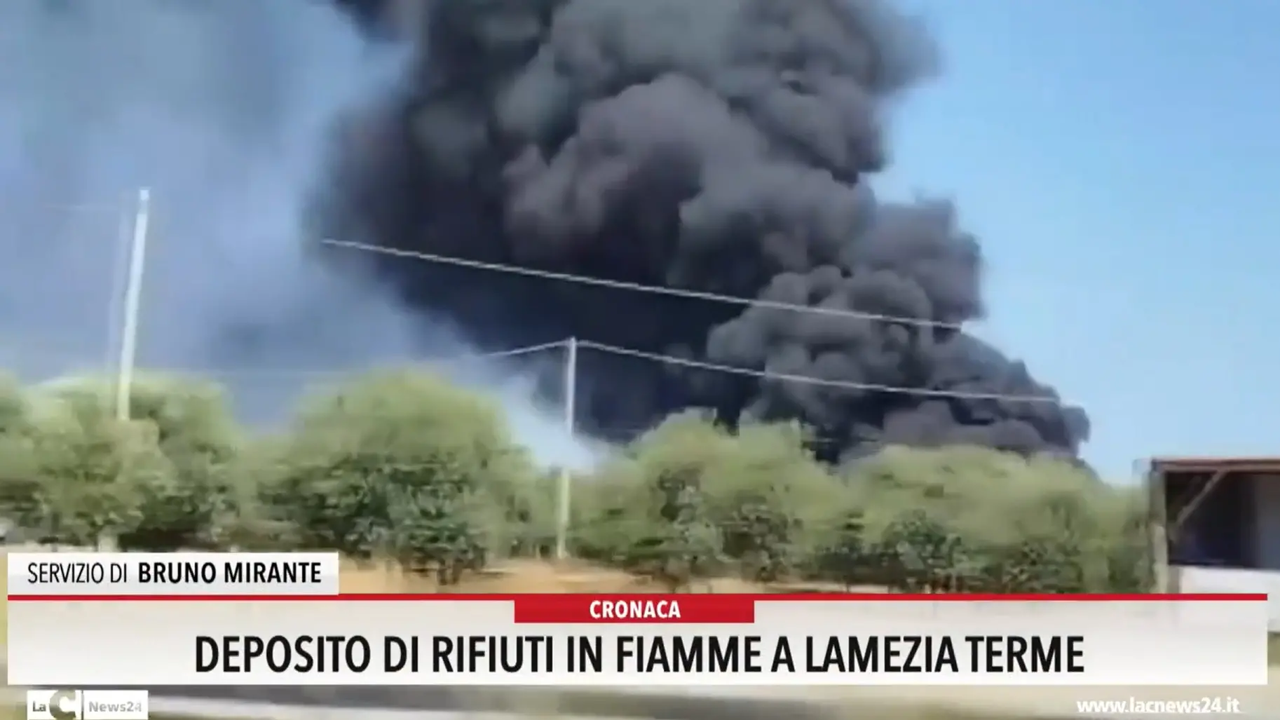 Deposito di rifiuti in fiamme a Lamezia Terme
