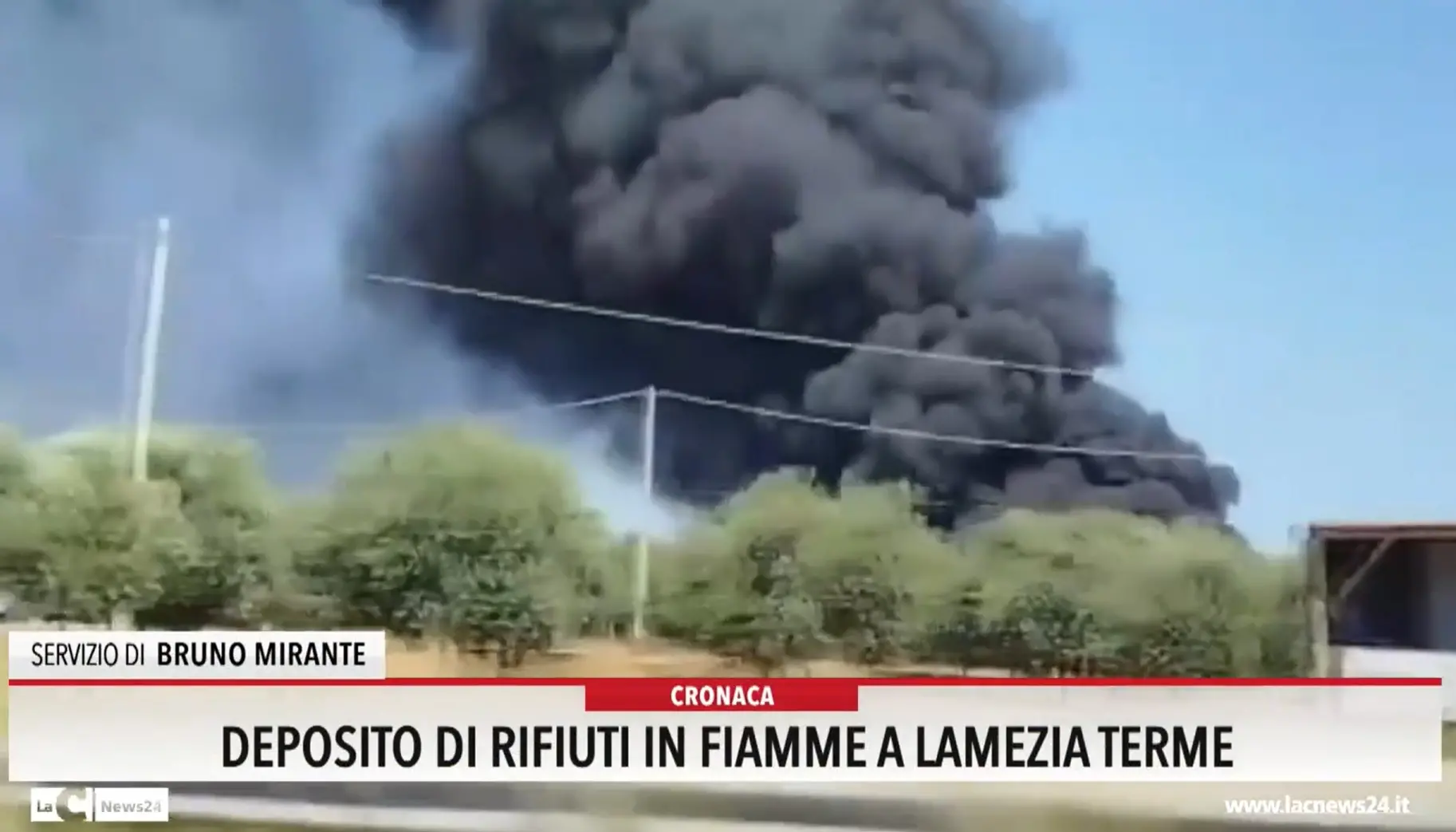 Deposito di rifiuti in fiamme a Lamezia Terme