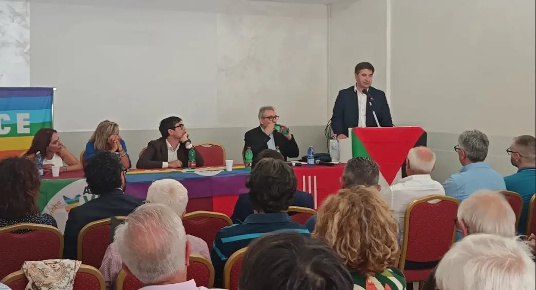 Lo Schiavo aderisce a Sinistra Italiana con 102 amministratori e attivisti calabresi, l’annuncio a Lamezia con Fratoianni: i nomi