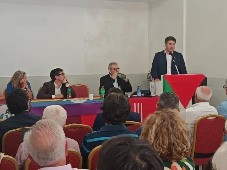 Lo Schiavo aderisce a Sinistra Italiana con 102 amministratori e attivisti calabresi, l’annuncio a Lamezia con Fratoianni: i nomi